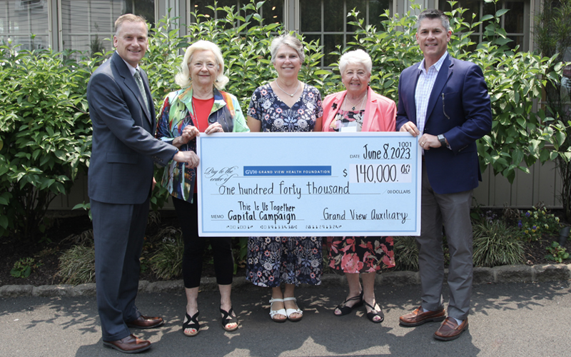 Grand View Auxiliary présente un don de 140 000 $ pour soutenir le Grand View Health Pavilion