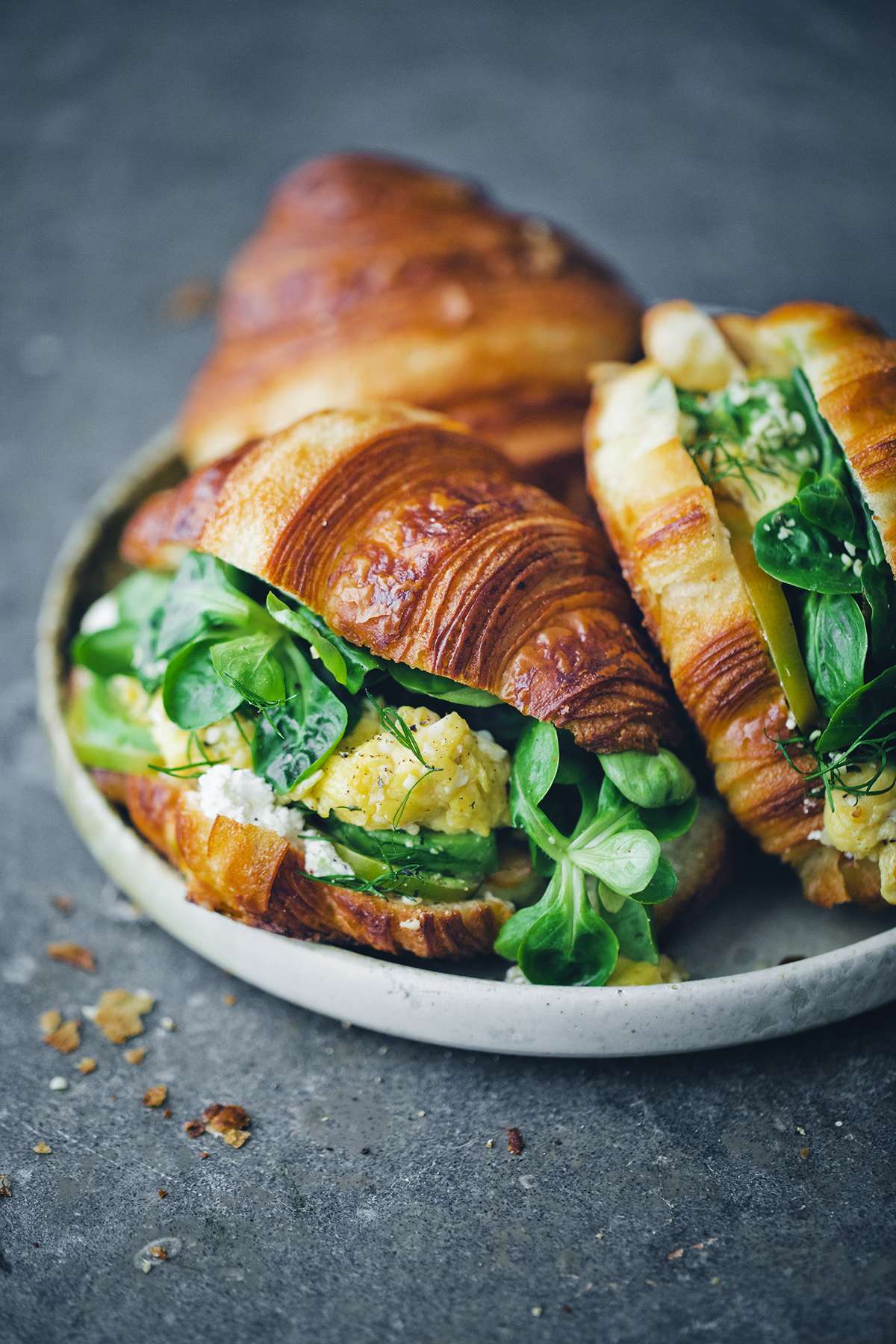 Croissants salés aux œufs brouillés, labné et légumes — Green Kitchen Stories