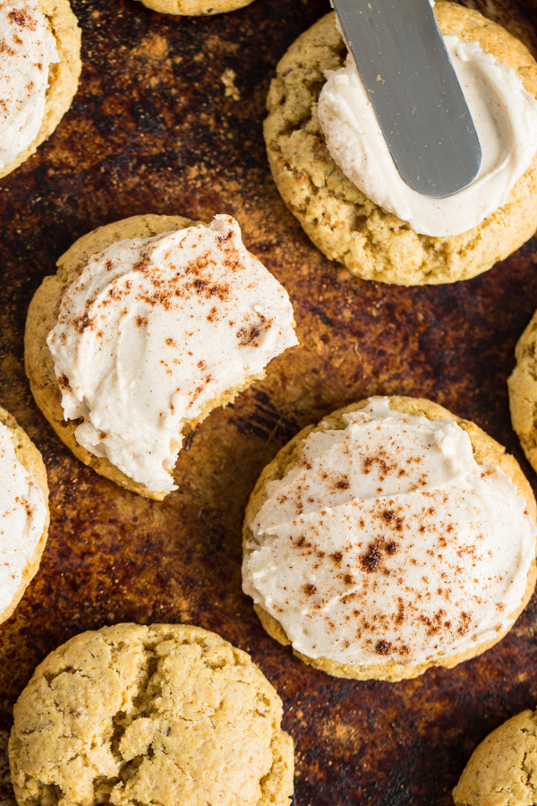 Petits biscuits parfaits à la citrouille avec crème au beurre épicée – Oh She Glows